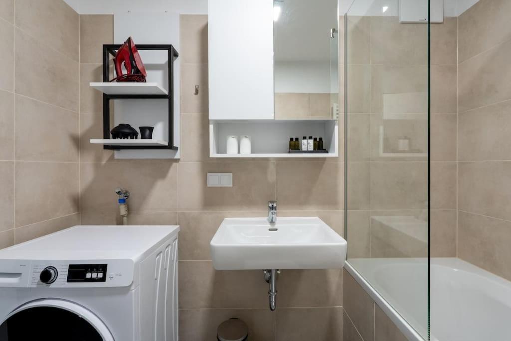 וינה 1Br Haven With Swift City Access By Hm מראה חיצוני תמונה