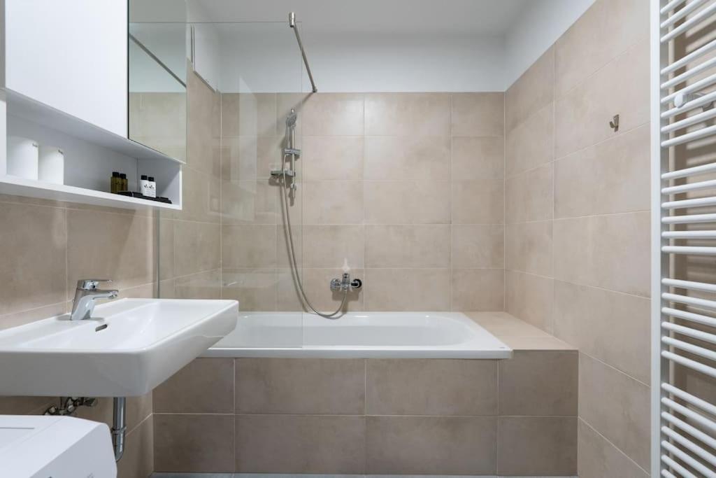 וינה 1Br Haven With Swift City Access By Hm מראה חיצוני תמונה