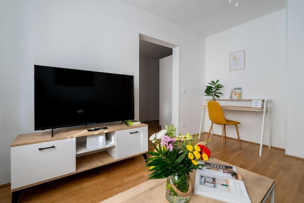 וינה 1Br Haven With Swift City Access By Hm מראה חיצוני תמונה