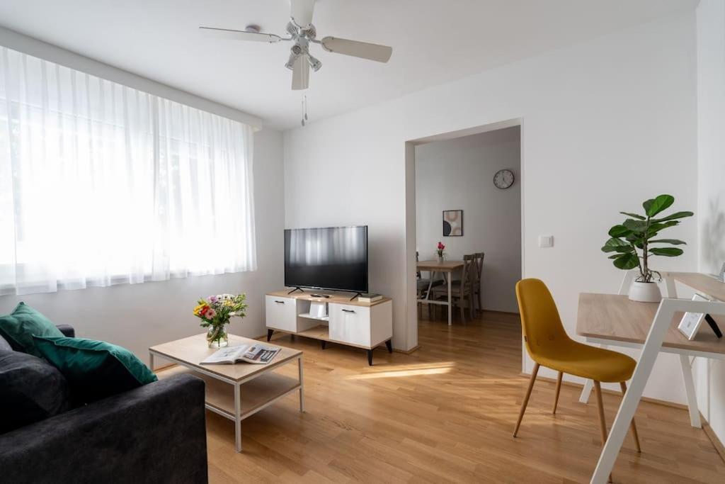 וינה 1Br Haven With Swift City Access By Hm מראה חיצוני תמונה
