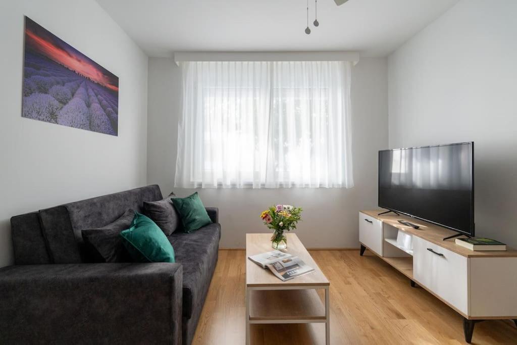 וינה 1Br Haven With Swift City Access By Hm מראה חיצוני תמונה