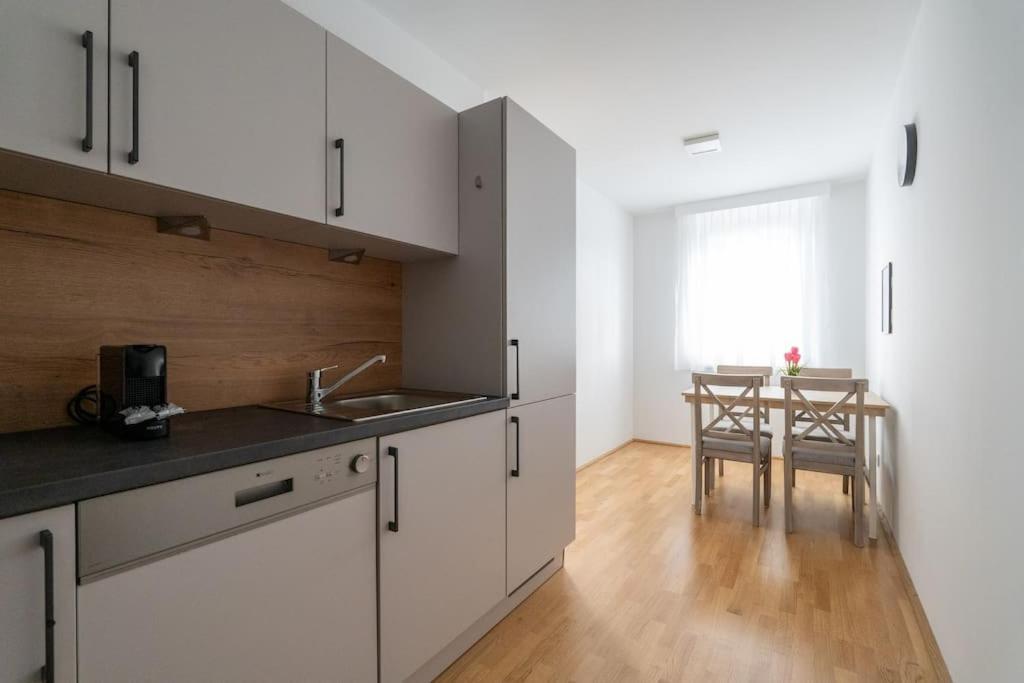 וינה 1Br Haven With Swift City Access By Hm מראה חיצוני תמונה