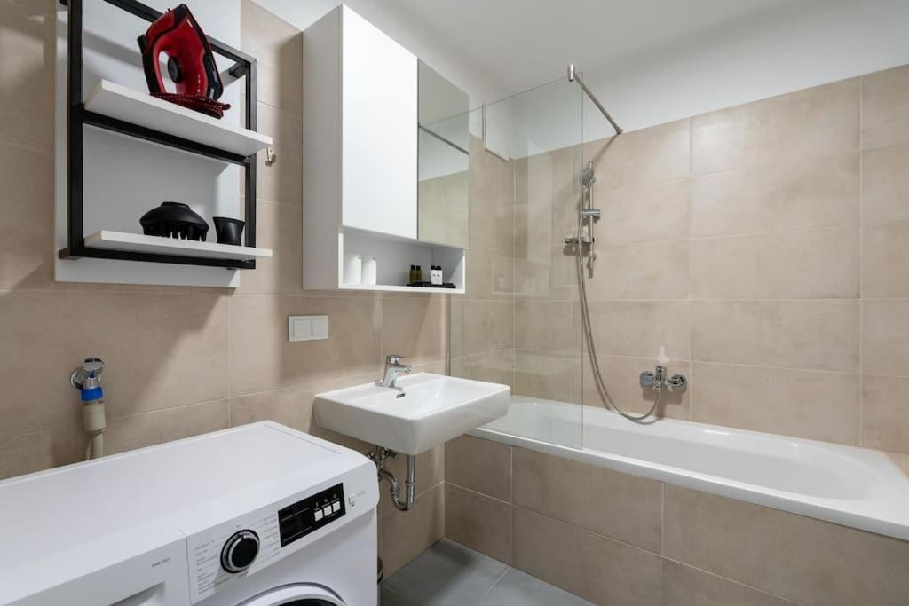 וינה 1Br Haven With Swift City Access By Hm מראה חיצוני תמונה